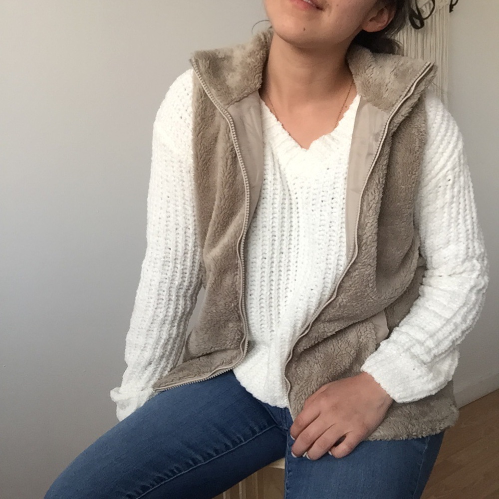❗️Two Left❗️NWT Fleece Light Olive Green Vest - Picture 5 of 5